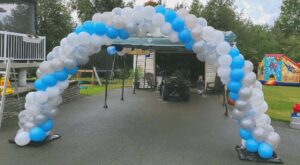 arche de ballons traditionnelle bleue et argent